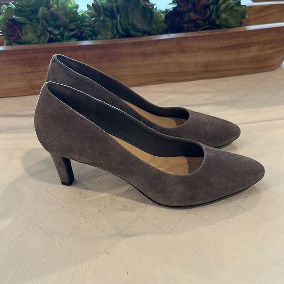 Clarks Calla‎ Rose dark gray suede Pump heels shoes women’s Size 9 like new EUC - Picture 1 of 7